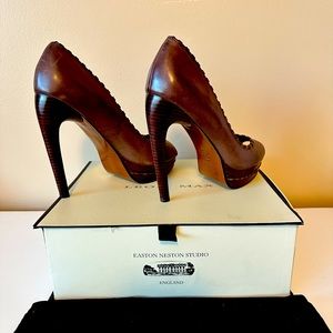 Leòn Max Platform Peep Toe.